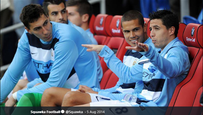 Jack Rodwell (tengah) sedang berada di bangku cadangan bersama Samir Nasri (kanan) saat masih berseragam Manchester City.
