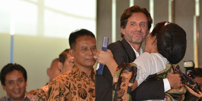 Susi Pudjiastuti dan sang mantan suami saat pelantikan Menteri.