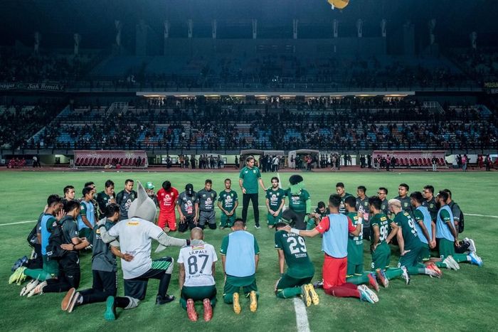 Pemain dan official Persebaya Surabaya berkumpul di tengah lapangan seusai laga kontra Bali United 24 September lalu