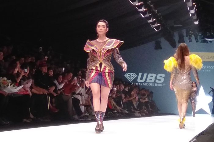 Penampilan seksi dan memikat Gisel Anastasia kenakan mini dress di panggung Jakarta Fashion Week 2020