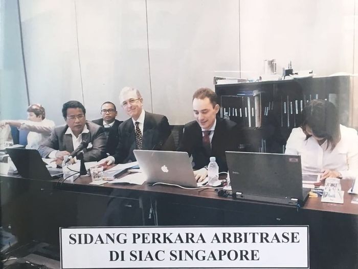 Hotman Paris bekerja di Makarim & Taira S law firm