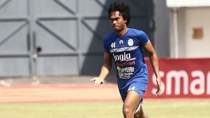 Pemain PSIM Yogyakarta, Achmad Hisyam Tolle, saat membela PSIM Yogyakarta di Liga 2 2019