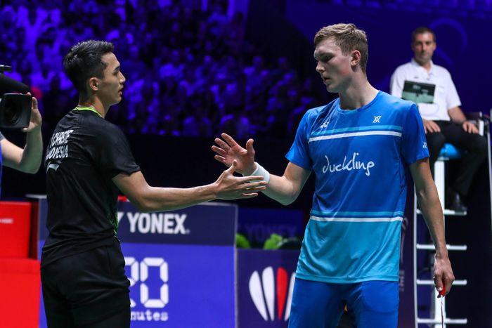 Pebulu tangkis tunggal putra Indonesia, Jonatan Christie (kiri) bersalaman dengan Viktor Axelsen (Denmark) pada semifinal French Open 2019 di Stade Pierre de Coubertin, Paris, Prancis, Sabtu (26/10/2019).