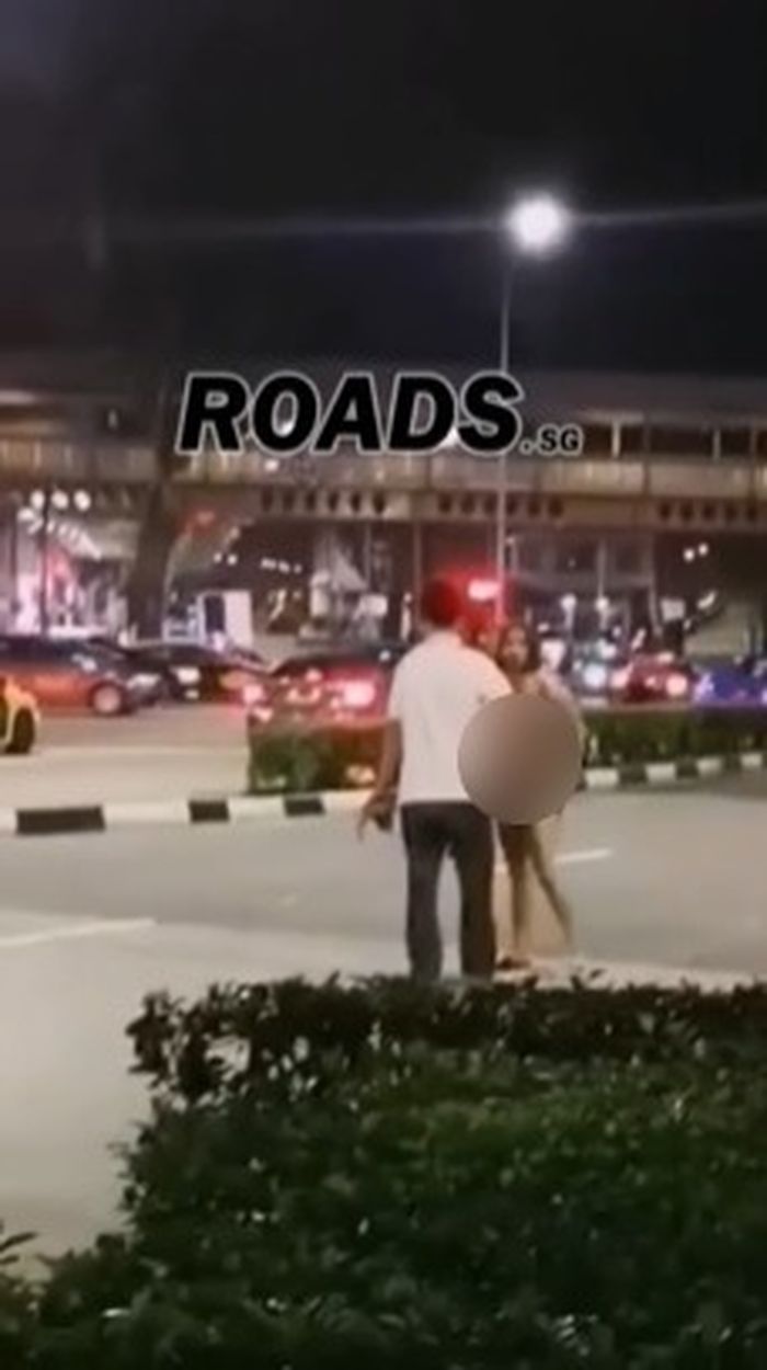 Wanita muda tertangkap kamera mencopoti pakaiannya di tengah jalan raya saat dini hari.