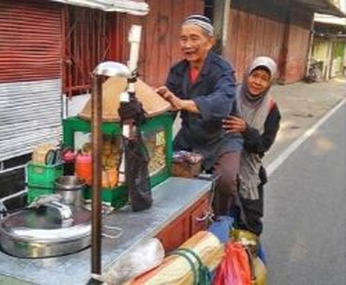 Parmin dan Painem dua sejoli penjual bakso kuah keliling. 