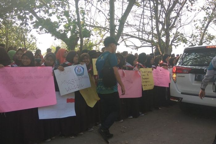 Warga membawa spanduk untuk menyambut Susi Pudjiastuti