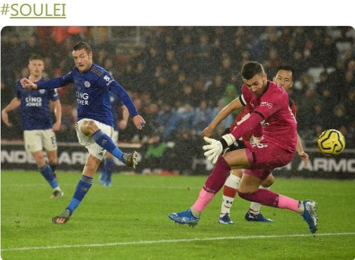 Striker Leicester City, Jamie Vardy, mencetak gol ke gawang Southampton dalam laga Liga Inggris di Stadion St. Mary's, Jumat (25/10/2019).