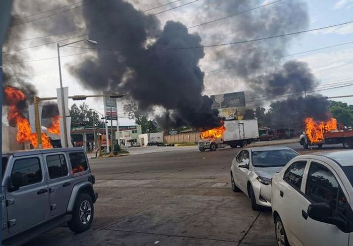 Orang-orang bersenjata dari geng narkoba mengambil alih kota