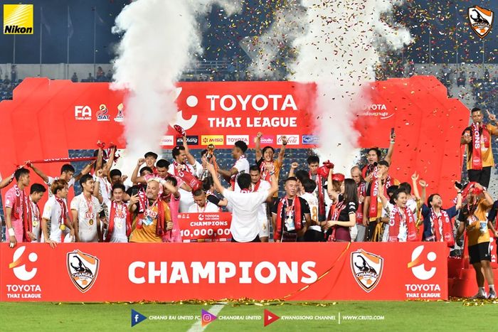 Selebrasi juara Chiangrai United seusai mengalahkan tuan rumah Suphanburi, mereka menjuarai Liga Thailand 1 2019 di Stadion Provinsi Suphanburi, 26 Oktober 2019.