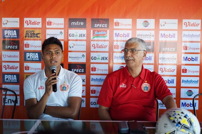 Pemain dan pelatih Persija Jakarta, Fachruddin Aryanto serta Edson Tavares saat memberikan keterangan pers, Minggu (27/10/2019).