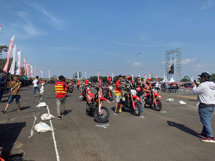 Suasana menjelang balapan Honda Dream Cup 2019 di sirkuit Trans Park Mall Makassar, Sulawasi Selatan, Minggu (27/10/2019).