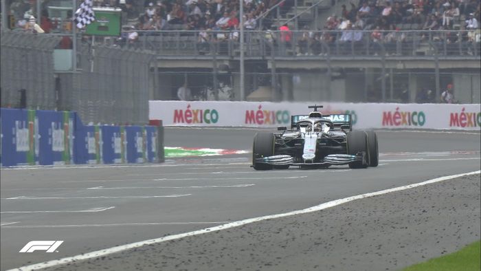 Mobil Lewis Hamilton melewati garis finish pada sesi Q2 F1 Meksiko 2019, Minggu (27/10/2019) dini hari WIB.