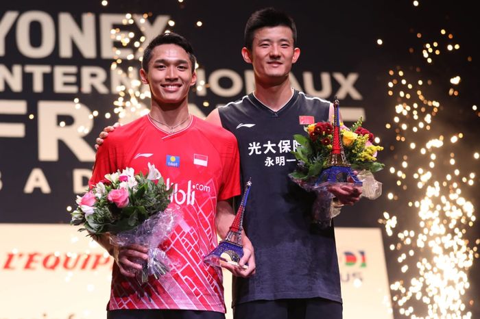 Jonatan Christie (kiri) dan Chen Long (China) di podium French Open 2019, Stade Pierre de Coubertin, Paris, Prancis, Minggu (27/10/2019).