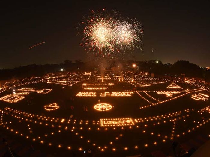 Stadion Madan Mohan Malviya didekorasi dengan lampu minyak selama perayaan Diwali