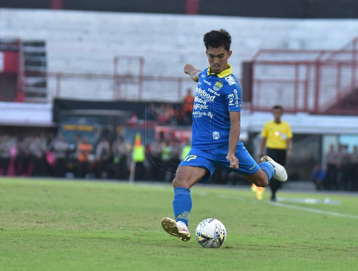 Bek sayap Persib Bandung, Zalnando, saat membela timnya melawan Persija Jakarta pada pekan ke-25 Liga 1 2019 di Stadion Kapten I Wayan Dipta, Bali, Senin (28/10/2019).