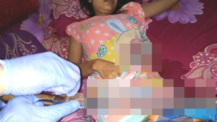 Minggu, 27 Oktober 2019 20:05 Kronologi Seorang Istri di Jember yang Tewas dengan Pisau Menancap di Perut saat Suami Beli Obat foto: istimewa/polsek mumbulsari untuk surya.co.id Petugas melakukan olah kejadian tempat perkara (TKP) sesaat sebelum korban dievakuasi, Minggu (27/10/2019)