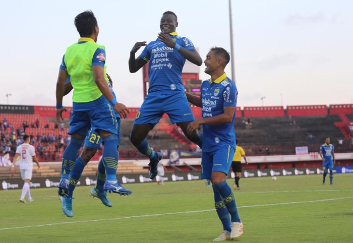 Penyerang Persib Bandung, Ezechiel N'Douassel (tengah), merayakan gol yang ia cetak ke gawang Persija Jakarta dalam laga pekan ke-26 Liga 1 2019 di Stadion Kapten I Wayan Dipta, Bali, Senin (28/10/2019).