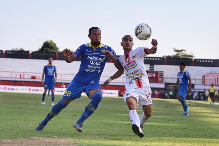 Bek Persib Bandung, Supardi Nasir (kiri), membayangi pemain sayap Persija Jakarta, Riko Simanjuntak (kanan), dalam lanjutan Liga 1 2019 di Stadion Kapten I Wayan Dipta, Senin (28/10/2019).