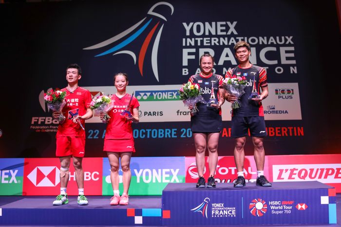 Pasangan ganda campuran Indonesia, Praveen Jordan/Melati Daeva Oktavianti, berpose di atas podium kampiun seusai memenangi laga final French Open 2019 kontra Zheng Siwei/Huang Yaqiong (China) di Stade Pierre de Coubertin, Paris, Prancis, Minggu (27/10/2019).