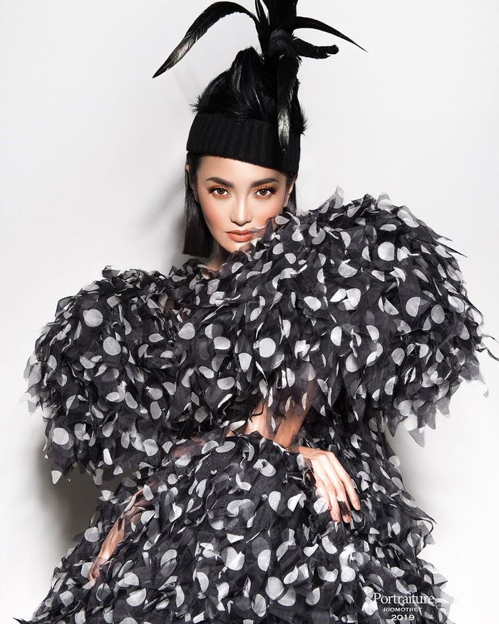 Ririn Ekawati mengenakan salah satu koleksi busan Marc Jacobs.