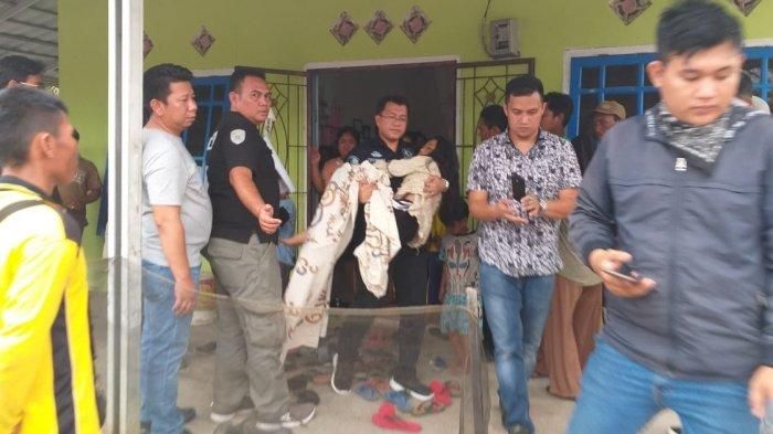 Korban saat hendak dilarikan ke RS Bhayangkara, oleh Unit PPA Polresta Palembang, usai ditemuikan dilokasi Indralaya
