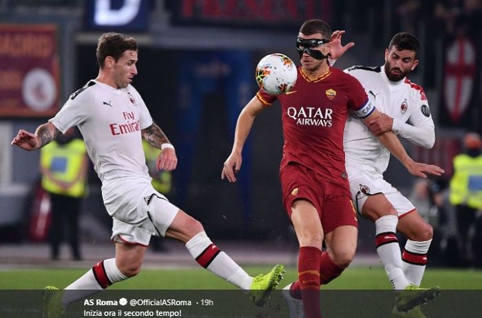Penyerang AS Roma, Edin Dzeko, diapit dua pemain AC Milan yakni Lucas Biglia dan Mateo Mussachio pada pertandingan pekan ke-9 LIga Italia 2019-2020, Minggu (27/10/2019).