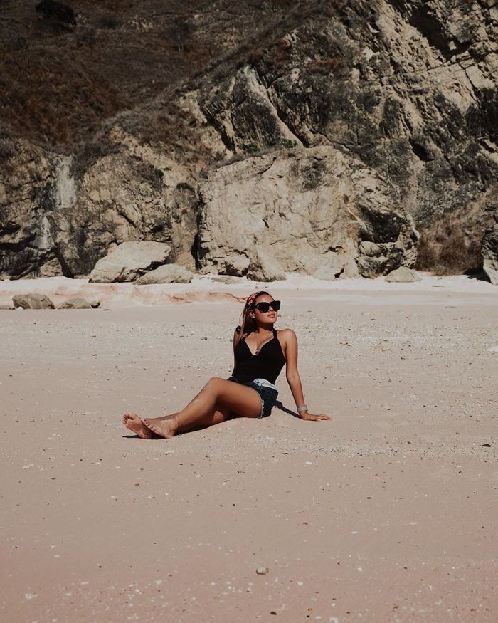 Aurel Hermansyah saat duduk ngemper di atas pasir pantai yang bernama Pink Beach