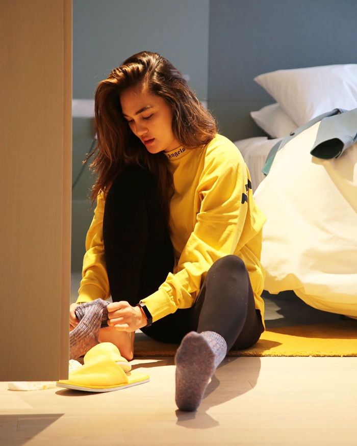 Penampilan Luna Maya kala rambutnya yang berantakan pakai baju hangat dengan pilihan warna sweater kuning mentereng