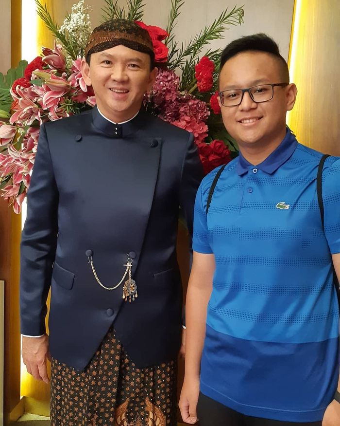 Ahok dalam balutan beskap berwarna biru tua
Baca Juga: