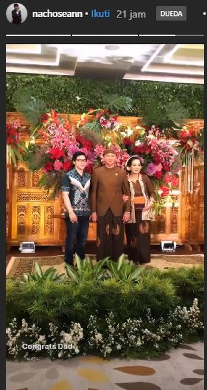 Sean berpose bersama dengan ayah dan ibu tirinya sembari tulis pesan selamat