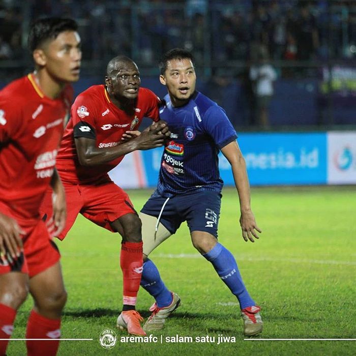 Kapten Arema FC, Hamka Hamzah, saat berduel dengan penyerang Semen Padang, Karl Max Berthelemy, pada pertandingan pekan ke-25 Liga 1 2019 di Stadion Kanjuruhan, Malang, Senin (28/10/2019).