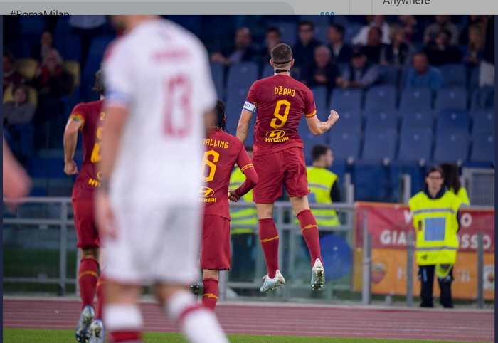 Striker AS Roma, Edin Dzeko, merayakan gol yang dicetaknya ke gawang AC Milan pada pekan ke-9 Liga Italia, Minggu (27/10/2019) di Stadion Olimpico Roma.