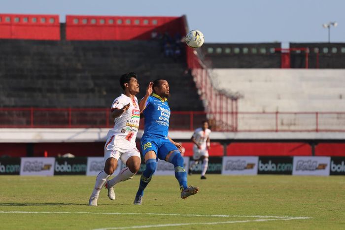 Pemain sayap Persija Jakarta, Heri Susanto (kiri), dibayangi bek Persib Bandung, Supardi Nasir (kanan), dalam lanjutan Liga 1 2019 di Stadion Kapten I Wayan Dipta, Senin (28/10/2019).