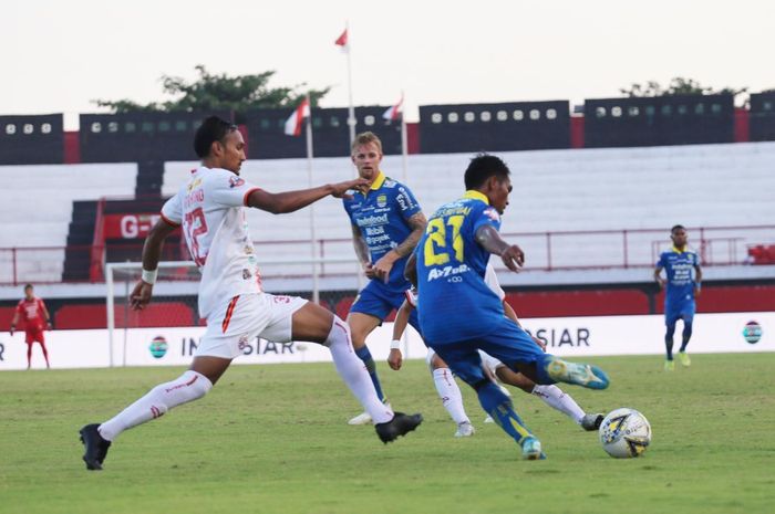 Gelandang Persib Bandung, Frets Butuan (kanan), dibayangi gelandang Persija, Rohit Chand (kiri), dalam lanjutan Liga 1 2019 di Stadion Kapten I Wayan Dipta, Senin (28/10/2019).