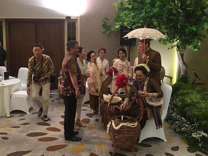 Ahok dan Puput menjalani prosesi berjualan dawet