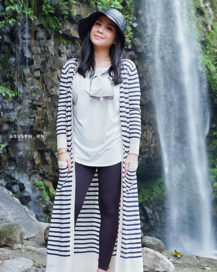 Tampilan simpel Nagita Slavina saat main di air terjun