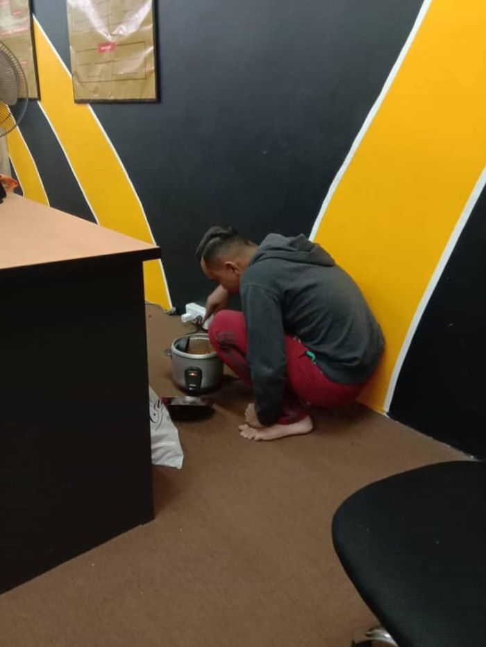 
Saat ketahuan, Habil langsung berdiri dan ketakutan.