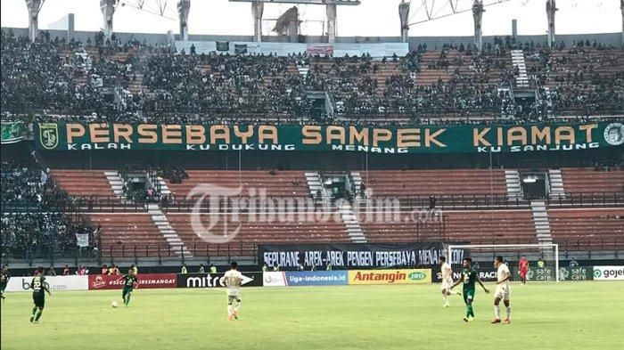 Suasana tribune utara Stadion Gelora Bung Tomo, Kota Surabaya pada babak kedua laga Persebaya menghadapi PSS yang berakhir dengan skor 3-2 untuk kemenangan tim tamu.