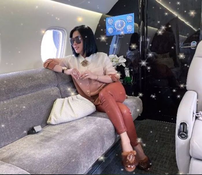 Penampilan mewah Syahrini saat naik private jet
