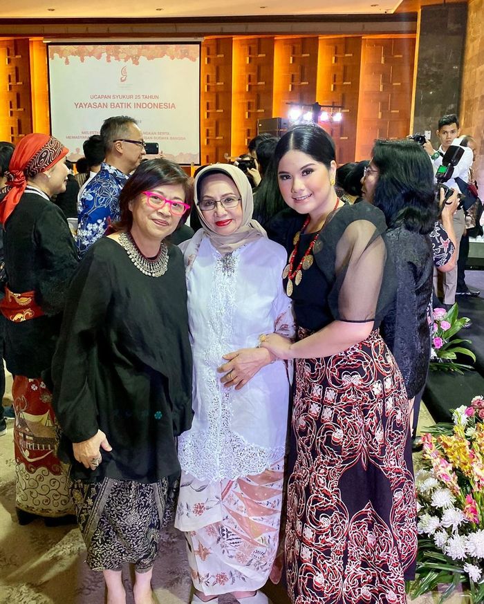 Penampilan Annisa Pohan yang anggun mengenakan busana batik