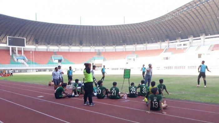 Fakhri Husaini saat memberikan instruksi kepada para pemain timnas U-19 Indonesia di latihan yang berlangsung di Stadion Pakansari, Bogor, Selasa (29/10/2019).
