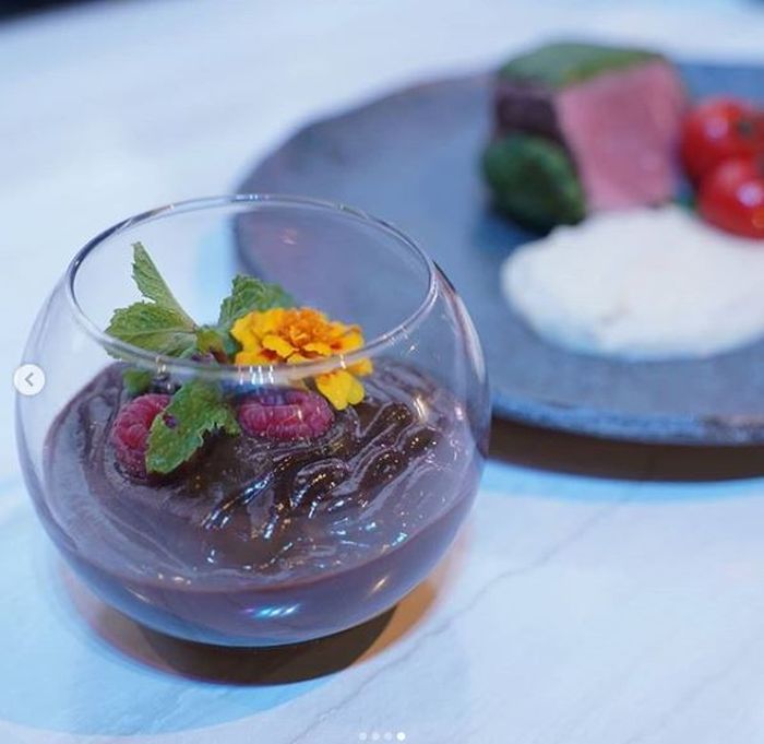 Spinach Crusted Steak dan Avocado Chocolate Mouse, created by Chef Saskyra Rosano