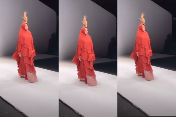 Penampilan anggun Mulan Jameela bak model saat melenggang di panggung Jakarta Fashion Week 2020
instagram.com/nursyaidahqodriyya