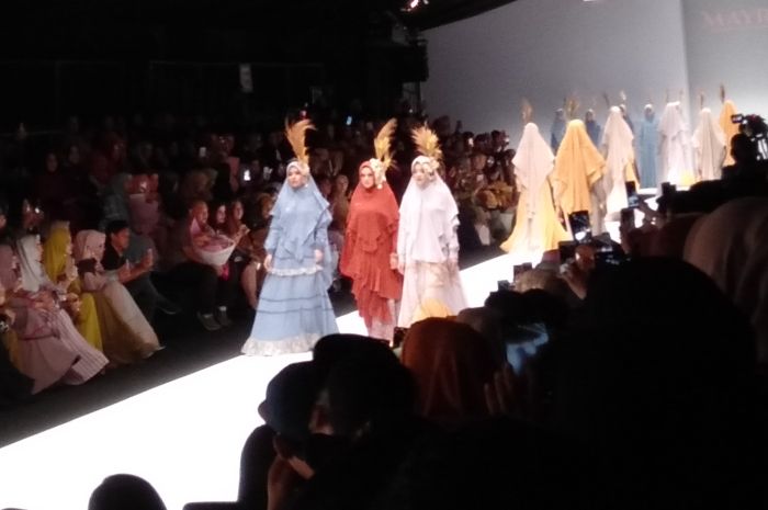 Penampilan anggun Mulan Jameela (tengah) bak model saat melenggang di panggung Jakarta Fashion Week 2020
Stylo.ID/ Ristiani Theresa