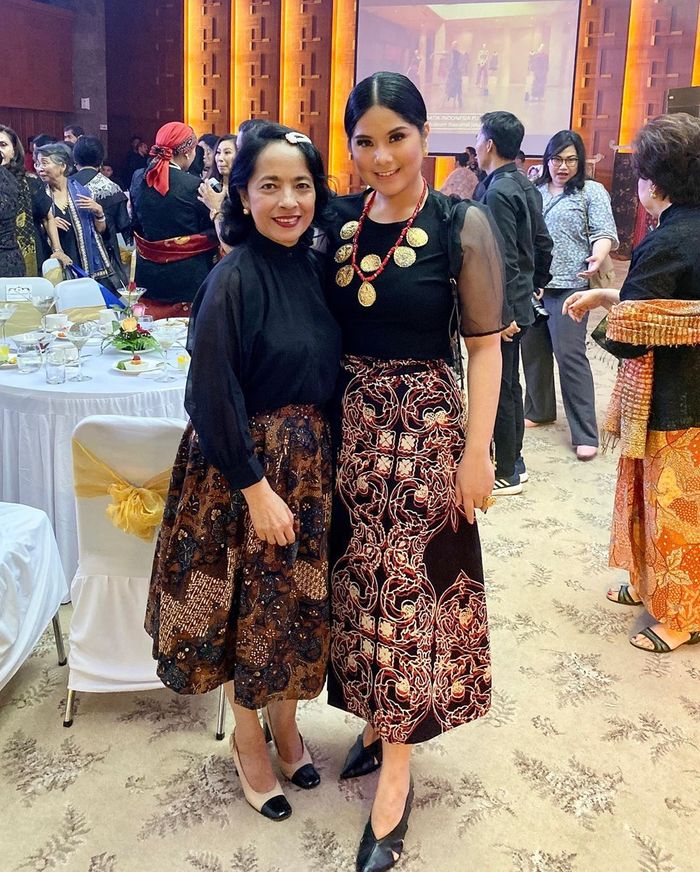 Annisa Pohan terlihat anggun dan elegan mengenakan busana batik semi transparan