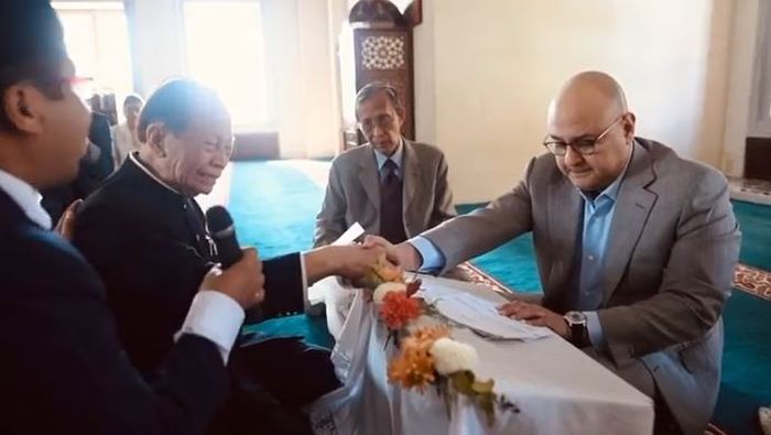 Harjono Sigit, ayah Maia Estianty, menangis usai sang Anak akhirnya resmi dipinang Irwan Mussry.
