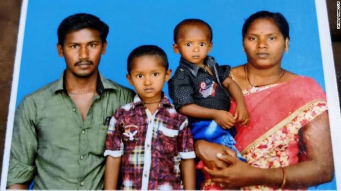 Sujith Wilson (kedua dari kanan) meninggal setelah terjebak selama 4 hari