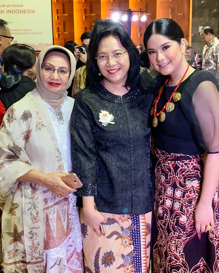 Annisa Pohan terlihat memesona dengan gaya makeup flawless yang bold pada bagian mata