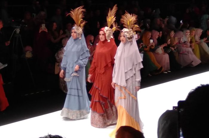 Penampilan anggun Mulan Jameela (tengah) bak model saat melenggang di panggung Jakarta Fashion Week 2020