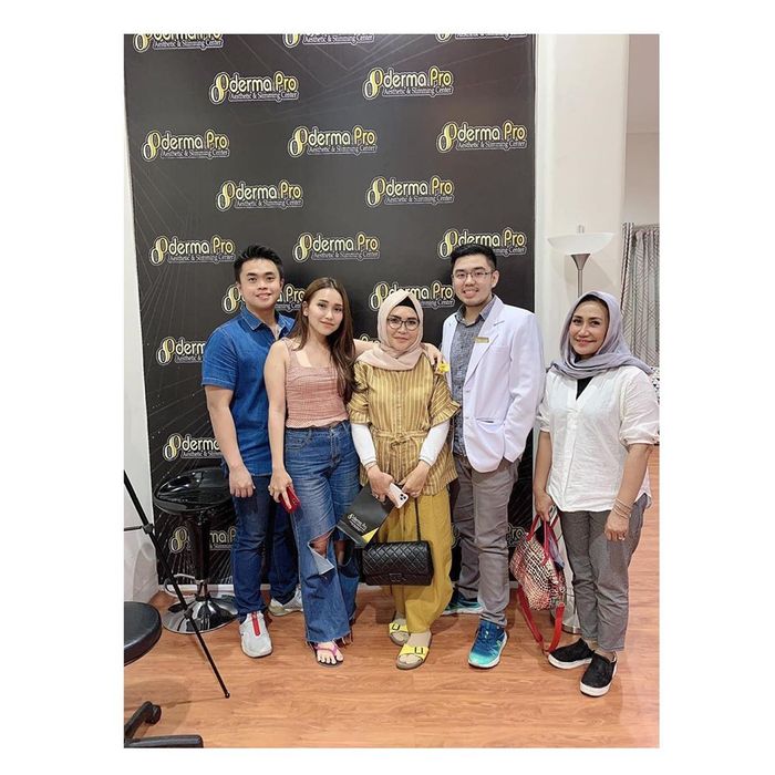 Penampilan Ayu Ting Ting yang seksi mengenakan tank top saat kunjungi klinik kecantikan